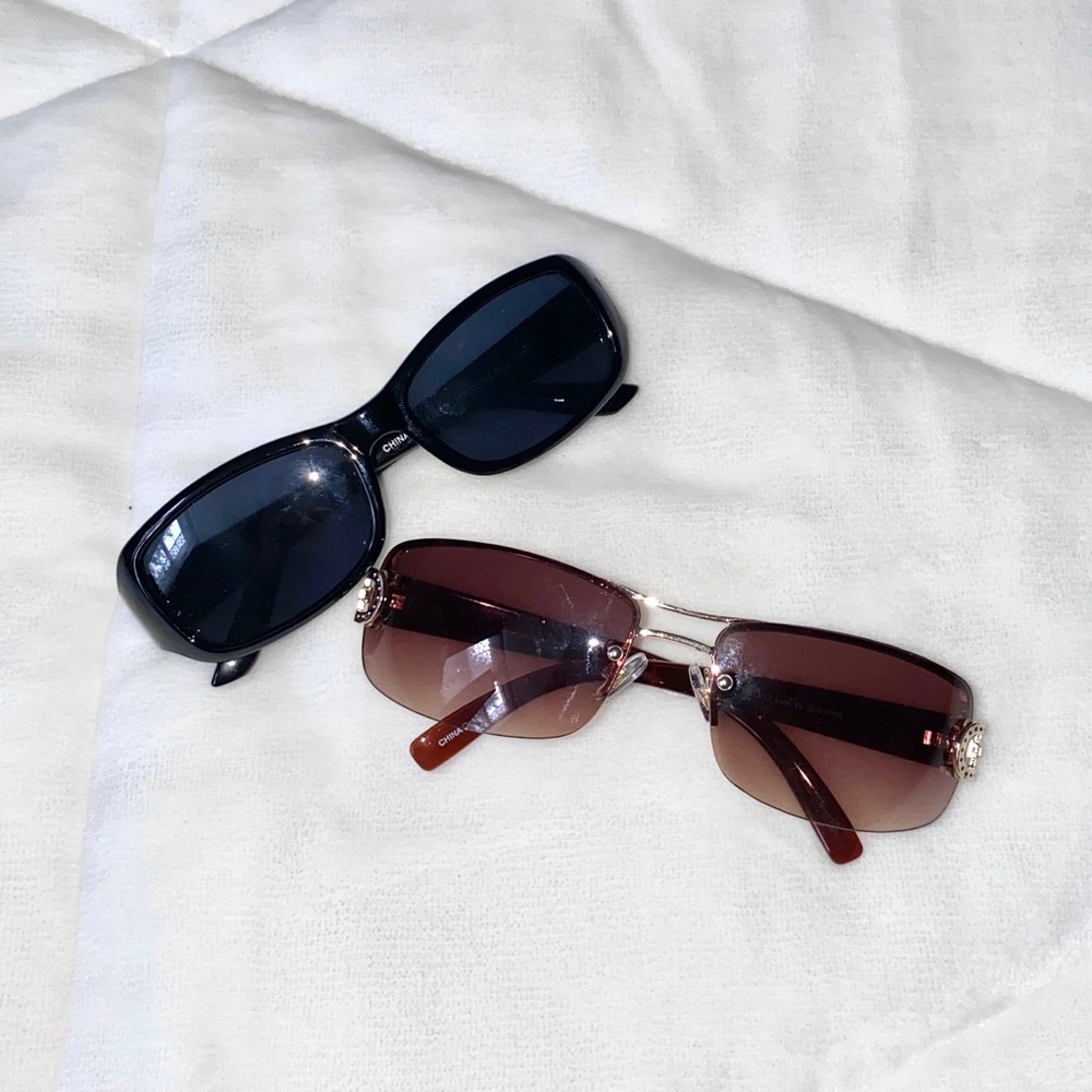 2 Pairs of Foster Grant sunglasses